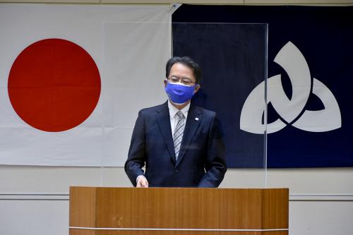 新規採用職員に訓話する佐藤町長