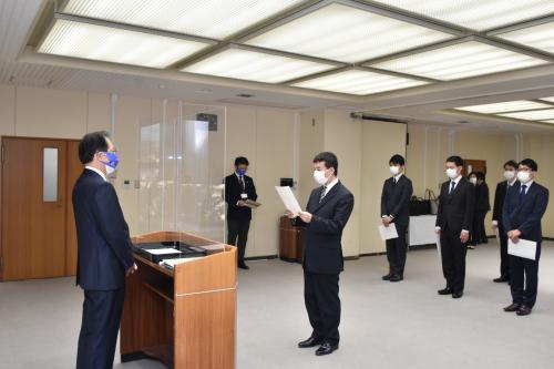 宣誓書を読み上げる新規採用職員