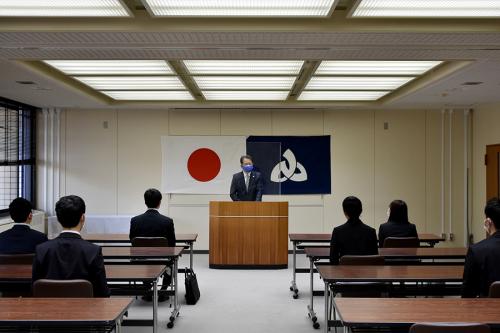 佐藤町長から訓話をうける新規採用職員