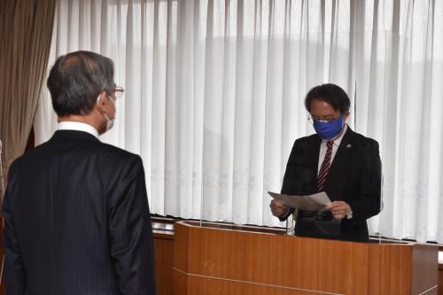 感謝状を渡す佐藤町長