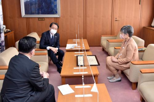 表彰内容について報告する様子
