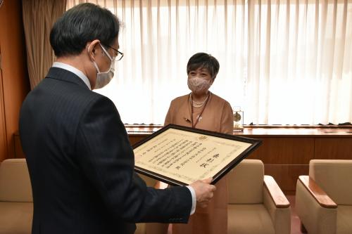 表彰内容について説明を受ける様子