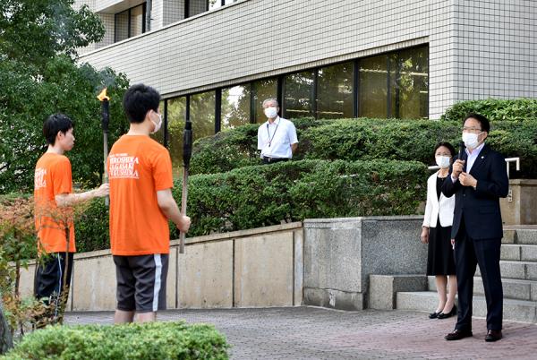 激励する佐藤町長と走者のみなさんの写真