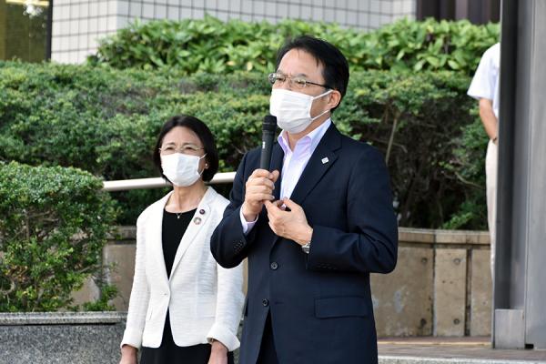 激励する佐藤町長の拡大写真
