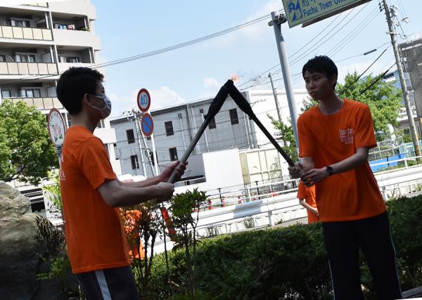 平和の火をリレーしていく写真