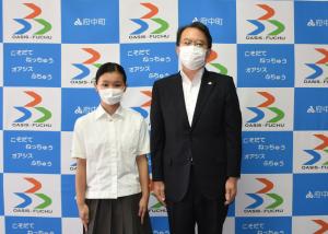 国民体育大会に出場する小池さんさんと佐藤町長の写真